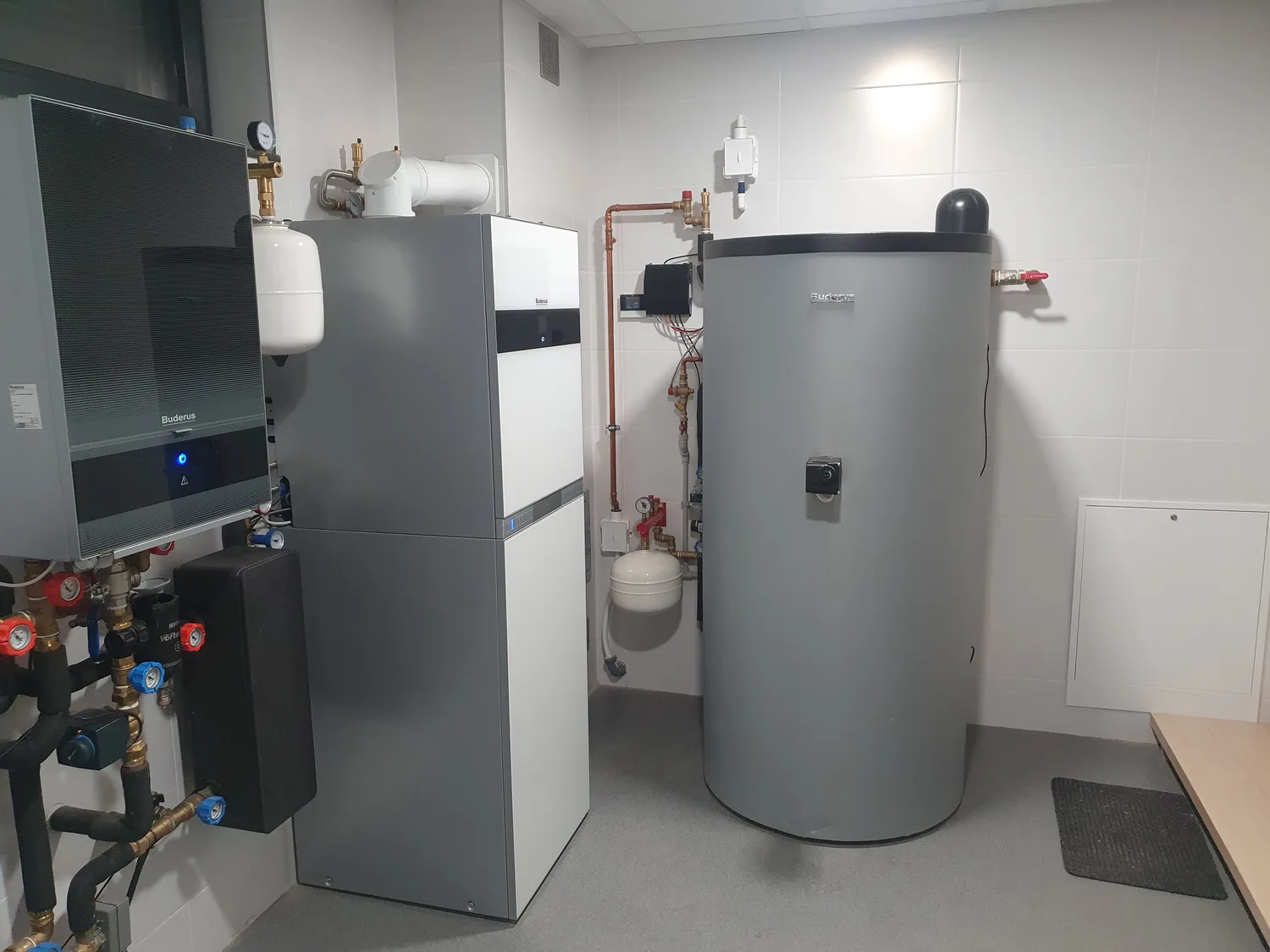 Nowoczesna kotłownia Buderus z kotłem kondensacyjnym, modułem hydraulicznym i zasobnikiem buforowym