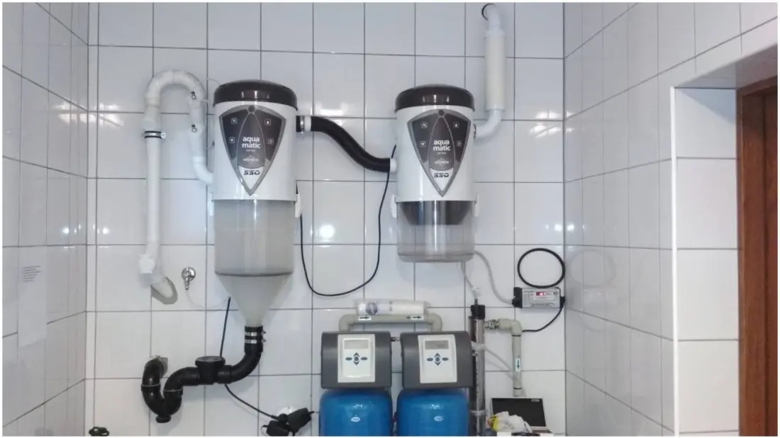 Dwie jednostki odkurzacza centralnego Aqua Matic S50 z systemem filtracji wodnej w pomieszczeniu technicznym